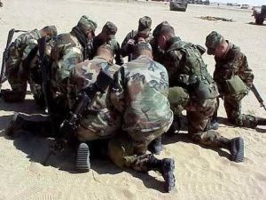 soldiers praying
