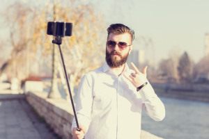 (selfie) selfie-stick-hipster
